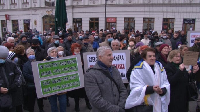 10 01 Protesti na trgu i anketa Ramo Damir m9.00_20_50_15.Still008