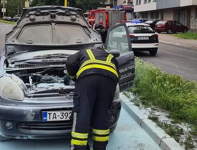 vatrogasci pozar auto