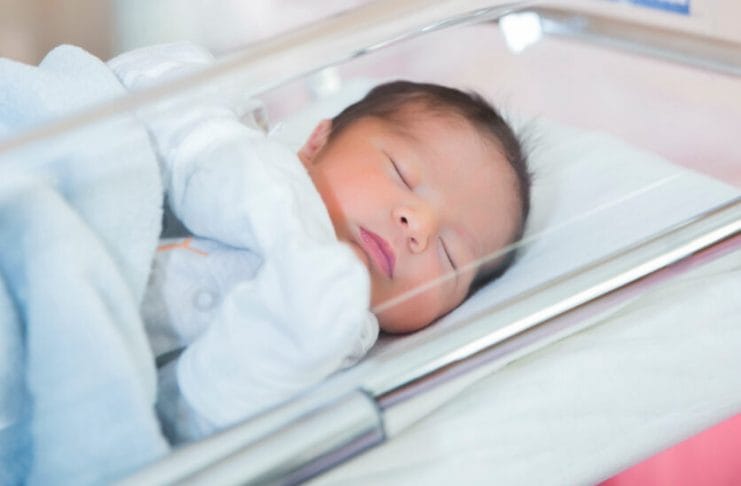 newborn-baby-sleeps-hospital-crib-newborn-clothes Novorođenče u bolnici