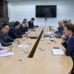 Premijer Federacije BiH Nermin Nikšić i dopremijeri i federalni ministiri, finansija Toni Kraljević i razvoja, poduzetništva i obrta Vojin Mijatović, te federalni ministar pravde Vedran Škobić i federalni ministar energije, rudarstva i industrije Vedran Lakić na sastanku sa predstavnicima reprezentativnog Udruženja poslodavaca u Federaciji BiH