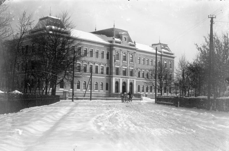 Fotografija Velike gimnazije u Tuzli, zgrade koje je srušena 1966. godine. 