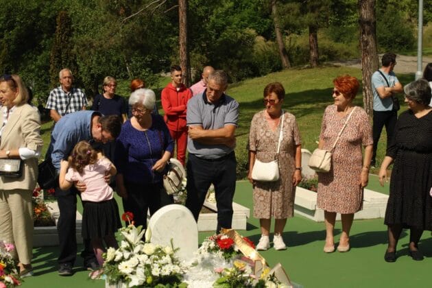 POlaganje cvijeća na Aleji mladosti