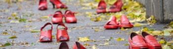 Veliki broj komentatora na društvenim mrežama (među kojima i veliki broj žena) ne osuđuje ubistvo žene, već čin femicida opravdava uz komentare tipa: Nije džaba!