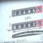 Prelaskom na zimsko računanje vremena, u nedjelju, 27. oktobra ove godine doći će do promjene u primjeni većih i manjih dnevnih tarifnih stavova, perioda tzv. jeftiniji i skuplju struju za kupce koje električnom energijom snabdijeva JP Elektroprivreda BiH.