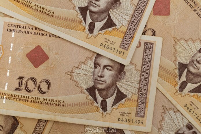 KM, novčanice, marke, pare,pomoc, minimalna plata, penzije