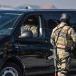 olicijski službenici Državne agencije za istrage i zaštitu (SIPA) proveli su 28. maja 2025. godine opsežnu operativnu akciju kodnog naziva "Potencijal", u skladu s naredbom Suda Bosne i Hercegovine i pod nadzorom Tužilaštva BiH. Pretresi su izvršeni na području Mostara, Zenice, Banje Luke i Bijeljine, i to na ukupno šest lokacija koje uključuju stambene i pomoćne objekte, kao i pokretne stvari. Uhapšeno šest osoba, pronađeni duhan, cigarete i nedozvoljeni lijekovi U okviru akcije slobode je lišeno šest osoba koje su tokom dana privedene u prostorije SIPA-e radi kriminalističke obrade i ispitivanja u svojstvu osumnjičenih. Postoje osnovi sumnje da su uhapšeni počinili krivično djelo organizovani kriminal, povezano s nedozvoljenom trgovinom, kako je definisano Krivičnim zakonom Bosne i Hercegovine. Tokom pretresa pronađeno je i privremeno oduzeto: 7 kilograma rezanog duhana, 1500 kutija cigareta bez kontrolnih i poreznih markica, 749 komada tableta bez odobrenja Agencije za lijekove i medicinska sredstva BiH, 29 pakovanja različitih tableta također bez potrebnih dozvola, te drugi predmeti koji bi mogli poslužiti kao dokaz u krivičnom postupku. Akcija provedena uz podršku više policijskih struktura Realizaciju operativne akcije "Potencijal" podržali su i službenici Uprave za indirektno oporezivanje Bosne i Hercegovine, kao i pripadnici Ministarstva unutrašnjih poslova Republike Srpske, Ministarstva unutrašnjih poslova Hercegovačko-neretvanskog kantona i Ministarstva unutrašnjih poslova Zeničko-dobojskog kantona.