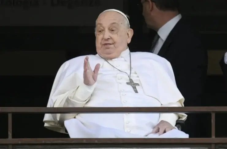 Papa Franjo umro