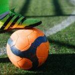 Fudbaler stoji kopačkom na lopti/ Ko su favoriti za osvajanje Prve lige FBiH u 2025/2026?