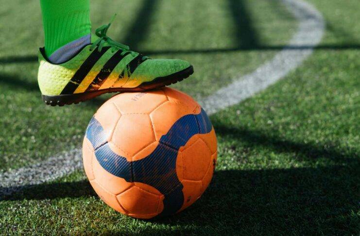 Fudbaler stoji kopačkom na lopti/ Ko su favoriti za osvajanje Prve lige FBiH u 2025/2026?