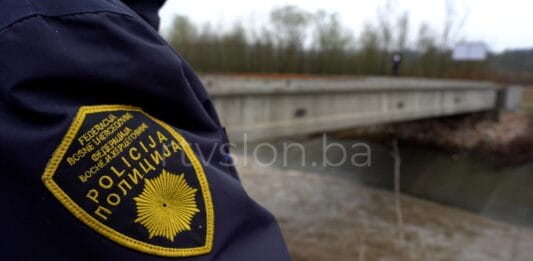 Policija, potraga, dječak