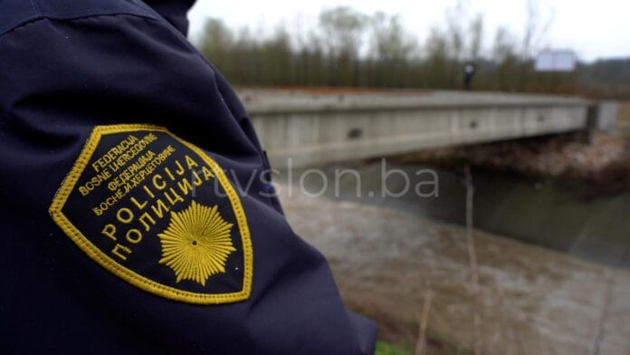 Policija, potraga, dječak