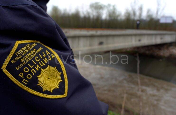 Policija, potraga, dječak
