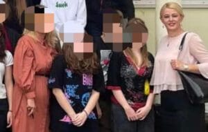 Nastavnica Indira sa đacima i kolegama