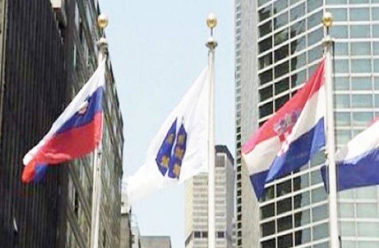 22. maja 1992. godine, Bosna i Hercegovina je, u skladu sa rezolucijom donesenom samo dva dana ranije, postala punopravna članica Ujedinjenih nacija.