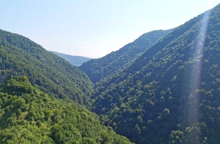 Svjetski dan zaštite okoliša, Majevica, Litij, Klimatske promjene, Pogled na šumovite planine Srednje Bosne obasjane suncem, s dubokom dolinom između