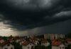 nevrijeme, tamni oblaci nad porodičnim kućama u naselju pred oluju