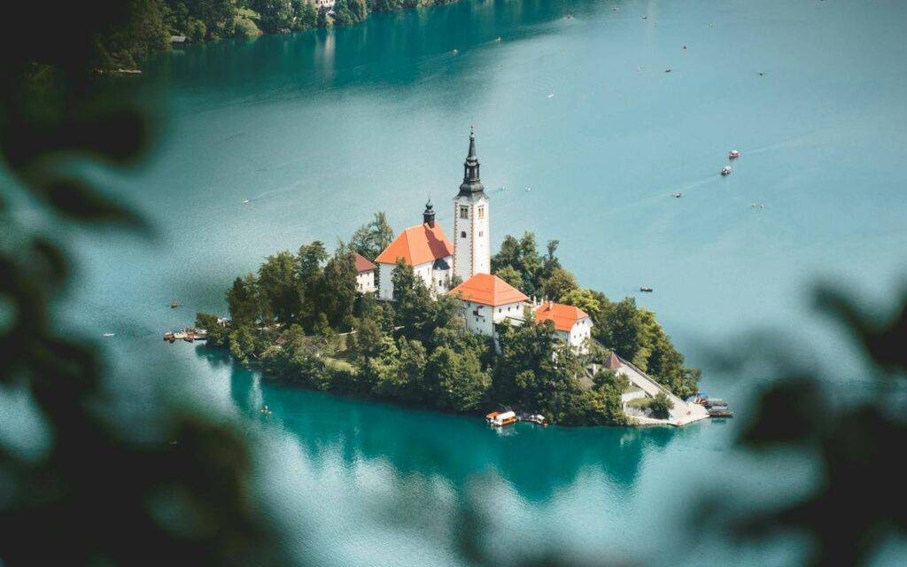 ostrvo- jezero. Top destinacije, ljetovanje, Balkan. 
