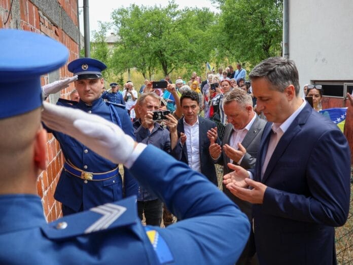 Bećirović u Višegradu prisustvovao komemoraciji za 33. godišnjicu zločina „Živa lomača“ u Bikavcu, gdje je odana počast stradalim bošnjačkim civilima.