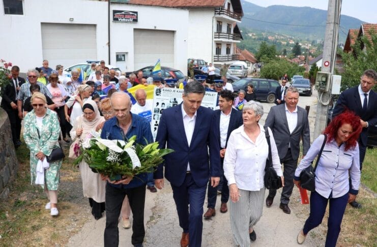 Bećirović u Višegradu prisustvovao komemoraciji za 33. godišnjicu zločina „Živa lomača“ u Bikavcu, gdje je odana počast stradalim bošnjačkim civilima.