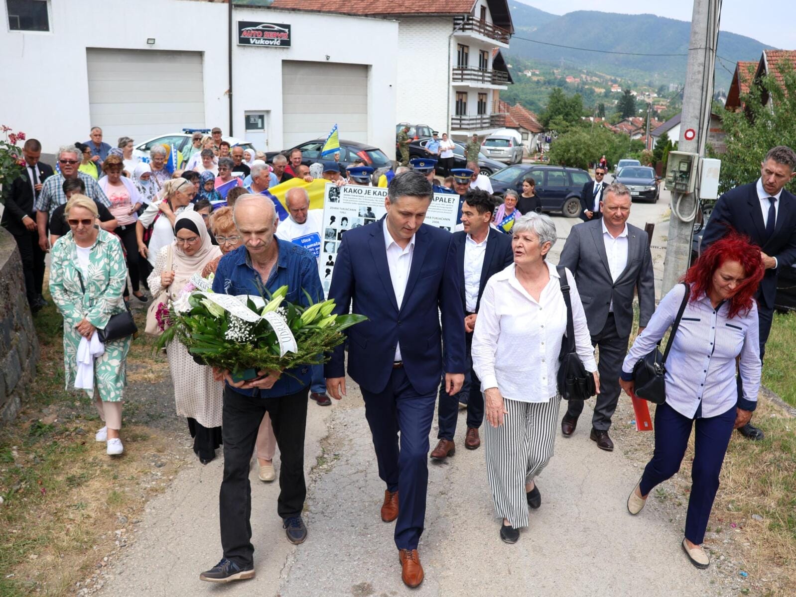 Bećirović u Višegradu prisustvovao komemoraciji za 33. godišnjicu zločina „Živa lomača“ u Bikavcu, gdje je odana počast stradalim bošnjačkim civilima.
