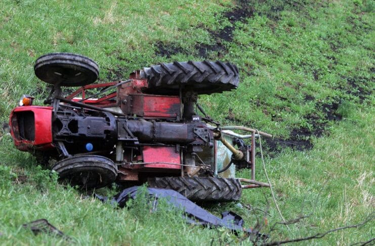 Gornja Orahovica: Muškarac poginuo nakon prevrtanja traktora