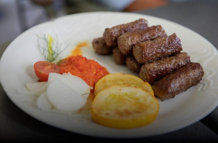 Skupi ćevapi postali tema dana: Jesu li porcije od 15 KM novo lice ugostiteljstva?