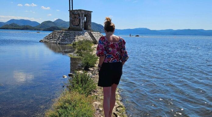 početak ljeta 2025, ljeto, Žena hoda bosim stopalima po kamenitom putu kroz vodu