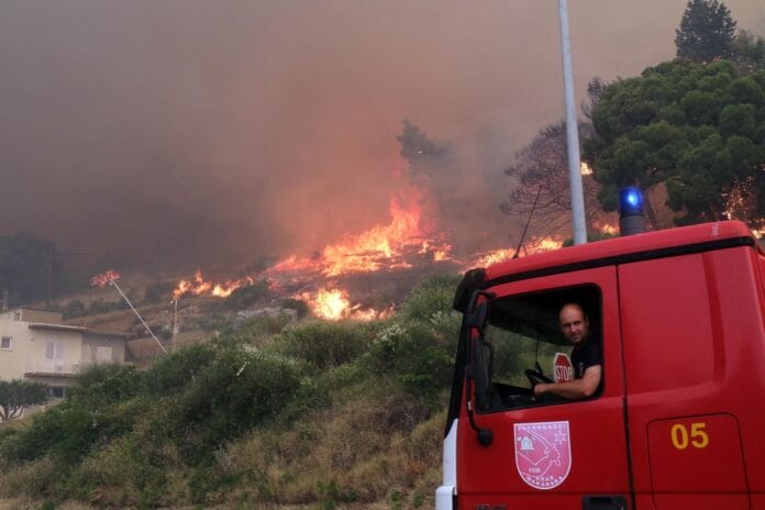 Požar u Dalmaciji, vatra blizu stambenih objekata