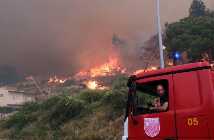 Požar u Dalmaciji, vatra blizu stambenih objekata