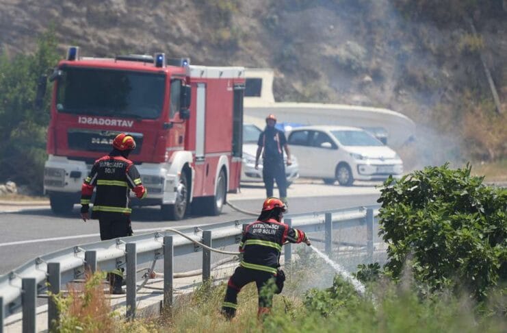 Evakacija ljudi zbog požara u Dalmaciji