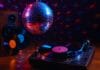 ultimativni plesni hitovi 70-ih i 80-tih, Retro disko scena sa vinil pločama, gramofonom i disko kuglom u vibrantnoj atmosferi plesnog podija 70-ih i 80-ih