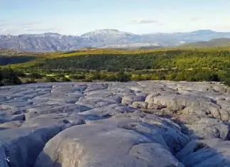 Prirodni led usred ljeta, krije ga jedan kameni ledenjak
