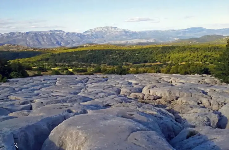 Prirodni led usred ljeta, krije ga jedan kameni ledenjak