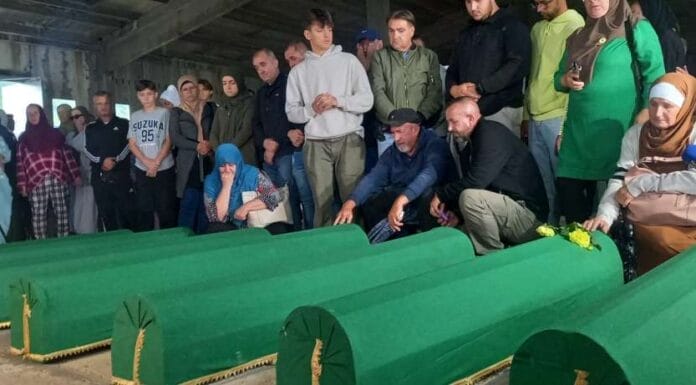 Preživjeli dočekali tabute sa posmrtnim ostacima svojih najmilijih u Potočarima