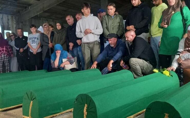 Preživjeli dočekali tabute sa posmrtnim ostacima svojih najmilijih u Potočarima