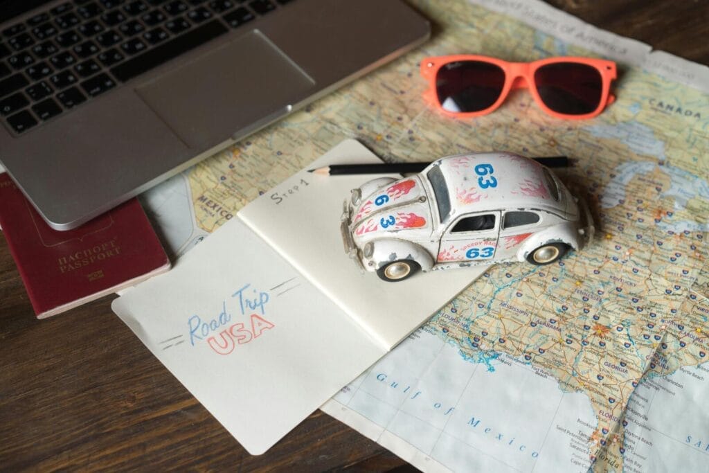 Igre u automobilu za djecu, mapa, dječije naočale, sveska i igračaka auto