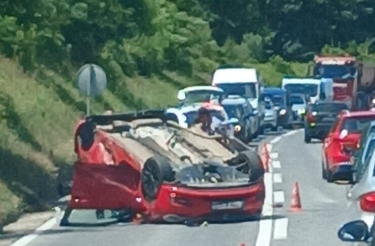 Sudar tri automobila kod Srebrenika, dvije osobe prevezene u UKC Tuzla