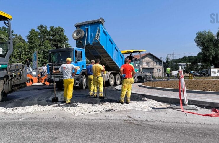 Postavljanje završnog sloja asfalta na kružnom toku Bukinje