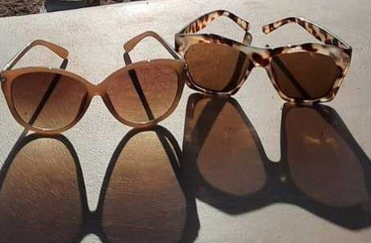 Naočale za sunce, Dva para sunčanih naočala na dnevnom svjetlu, sa sjenkama na svijetloj podlozi