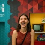 Neobični muzeji, Mladi osmijehnuti posjetilac u Muzeju iluzija ispred retro televizora i rolera