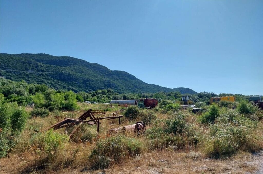 Zapuštene građevinske mašine i mehanizacija usred vegetacije na lokaciji kamenoloma Začula