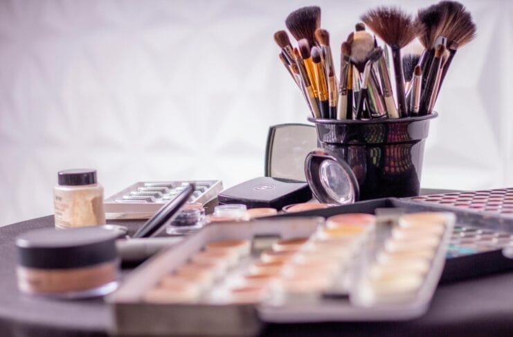 Ljeto 2025. donosi novi beauty trend: Manje šminke, više kože