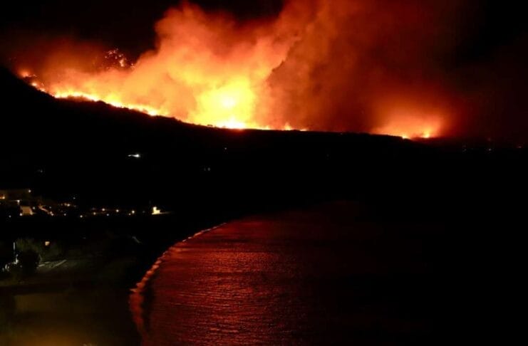 Požar na Kritu: Evakuisano više od 1.500 ljudi, vatra prijeti ljetovalištima