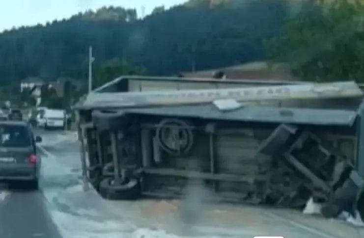 Kamion s brašnom se prevrnuo kod Doboja, saobraćaj otežan