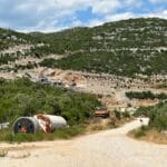 Pristupni put i pogled na kamenolom u Začuli, okružen šumom i brdima