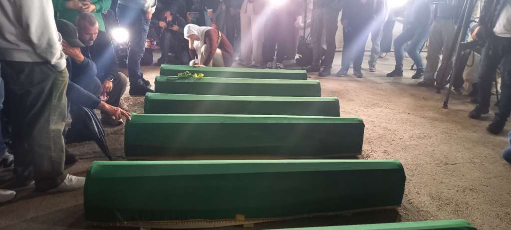 Preživjeli dočekali tabute sa posmrtnim ostacima svojih najmilijih u Potočarima