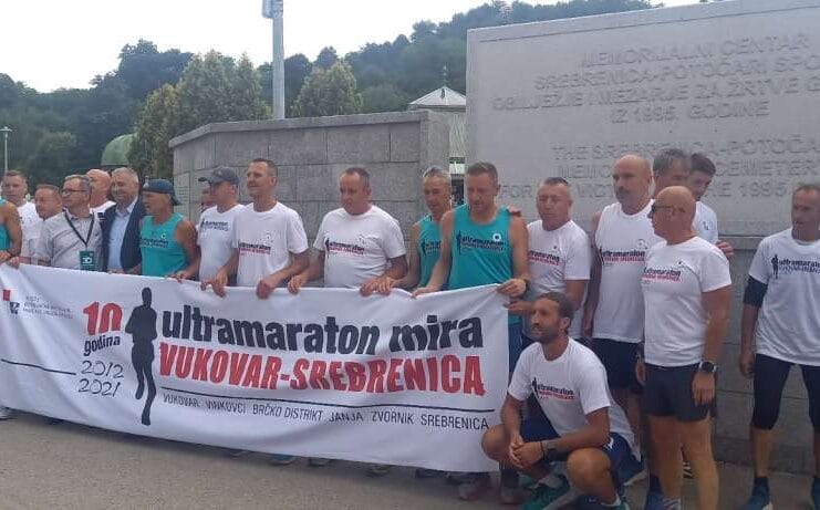 Ultramaratonci iz Vukovara stigli u Potočare: Trčali 227 kilometara u znak sjećanja i mira