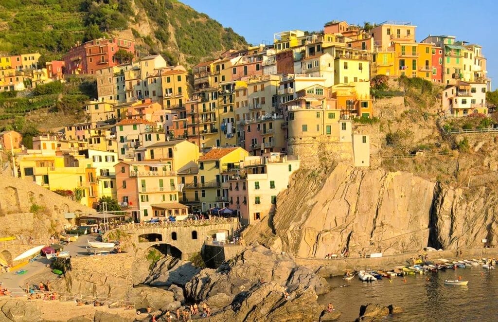 U vagonu gdje tijelo govori, web serijal Putnice, ženske priče iz vozova, Zalazak sunca iznad Cinque Terre s pogledom na grad i obalu
