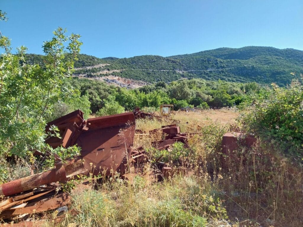 Zahrđale građevinske mašine u zaraslom području kamenoloma Začula