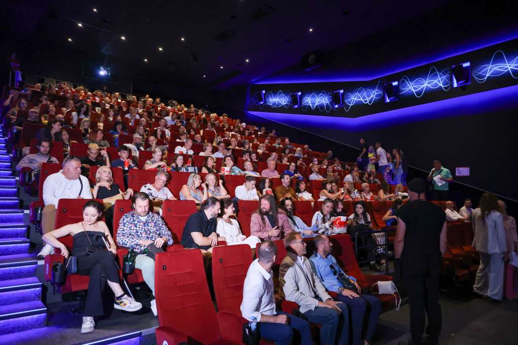 Dokumentarni film "Bosanski vitez“ Tarika Hodžića, u produkciji Adnana Ćuhare, koji na bajkovit i vizuelno romantičan način istražuje porijeklo Bosanaca kroz istrazivačku priču hrabrog borca Armije BiH Seada Delića, otvorio je sinoć Takmičarski program - dokumentarni film 31. Sarajevo Film Festivala.